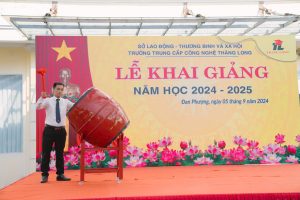 Thầy Nguyễn Danh Hải - Hiệu trưởng nhà trường đánh trống khai trường.